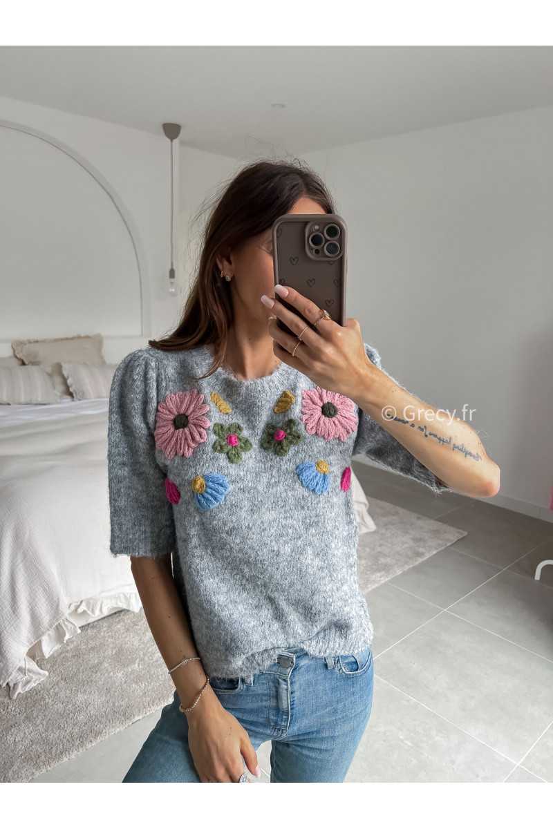 Pull gris fleuri manches courtes broderies printemps 2025 mode grecy tance look