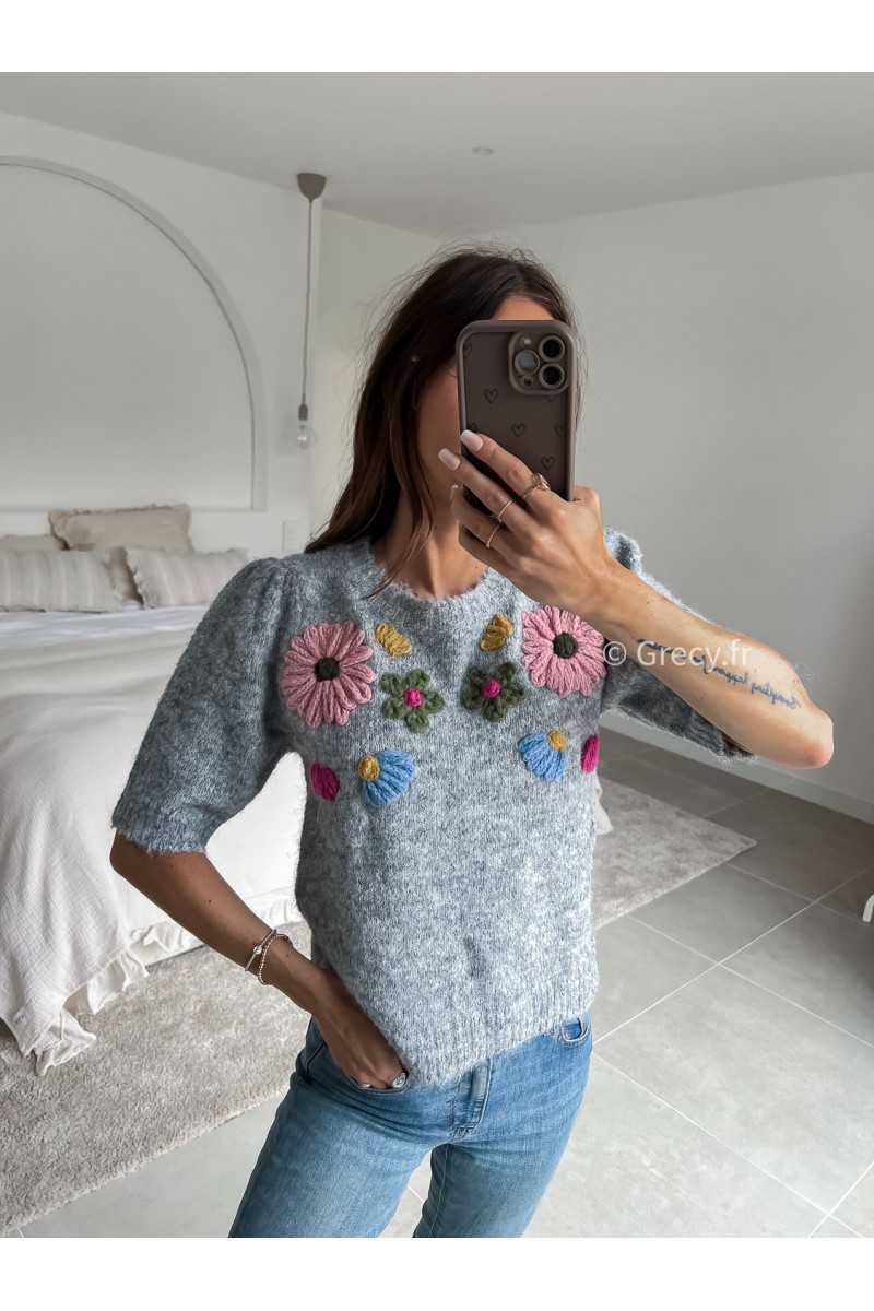 Pull gris fleuri manches courtes broderies printemps 2025 mode grecy tance look