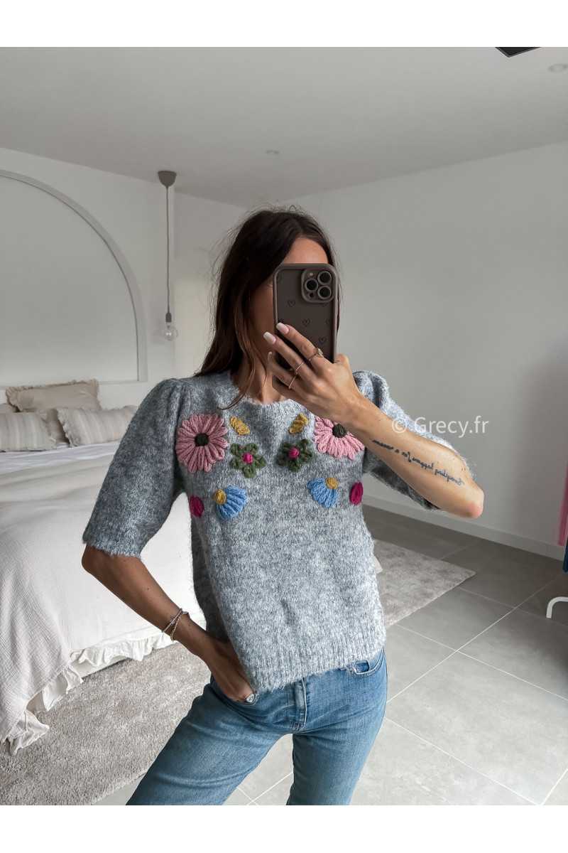 Pull gris fleuri manches courtes broderies printemps 2025 mode grecy tance look
