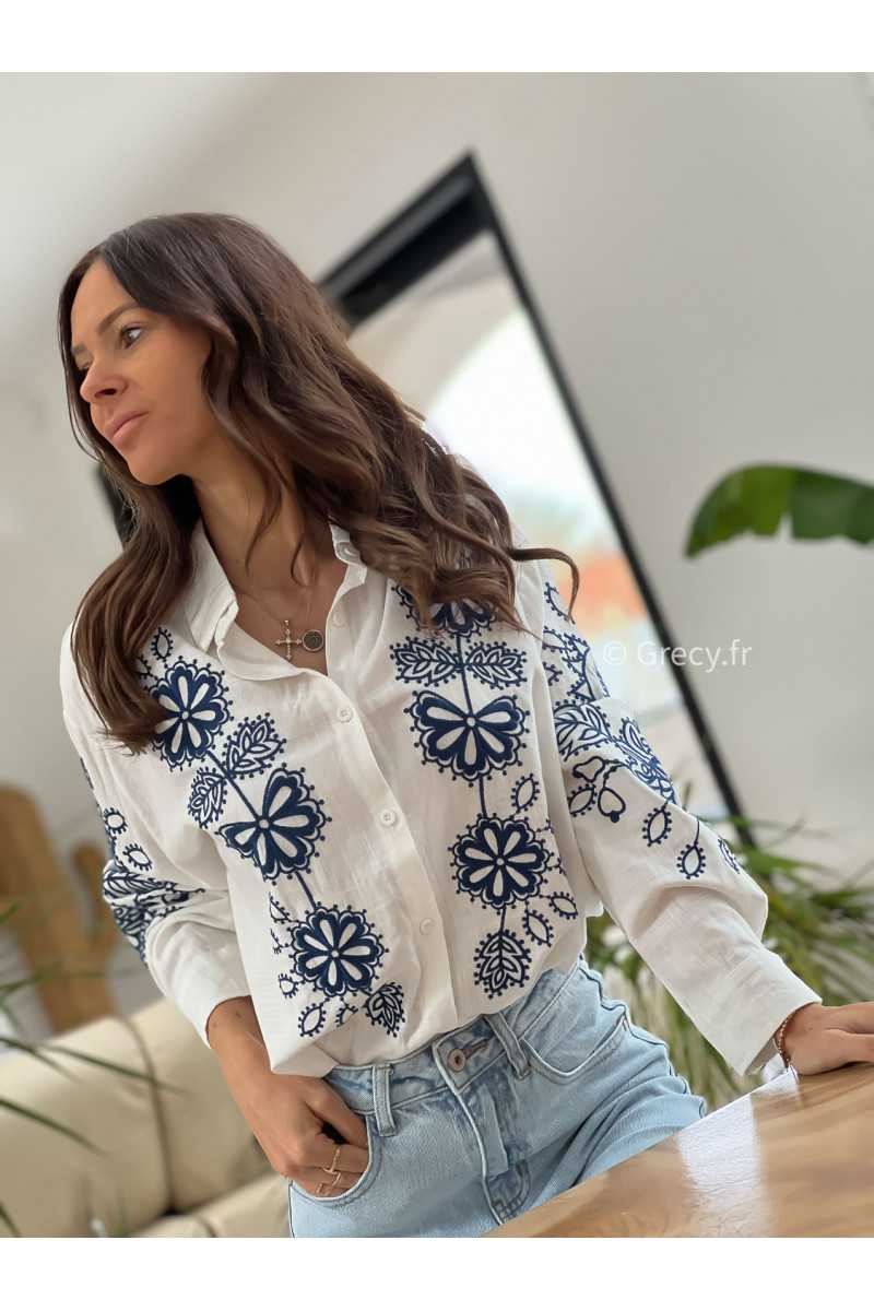Chemise blanche gaze de coton broderies fleurs fleuri bleu marine grecy mode tendance printemps été 2025 look intemporel