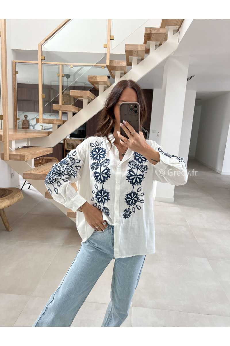 Chemise blanche gaze de coton broderies fleurs fleuri bleu marine grecy mode tendance printemps été 2025 look intemporel