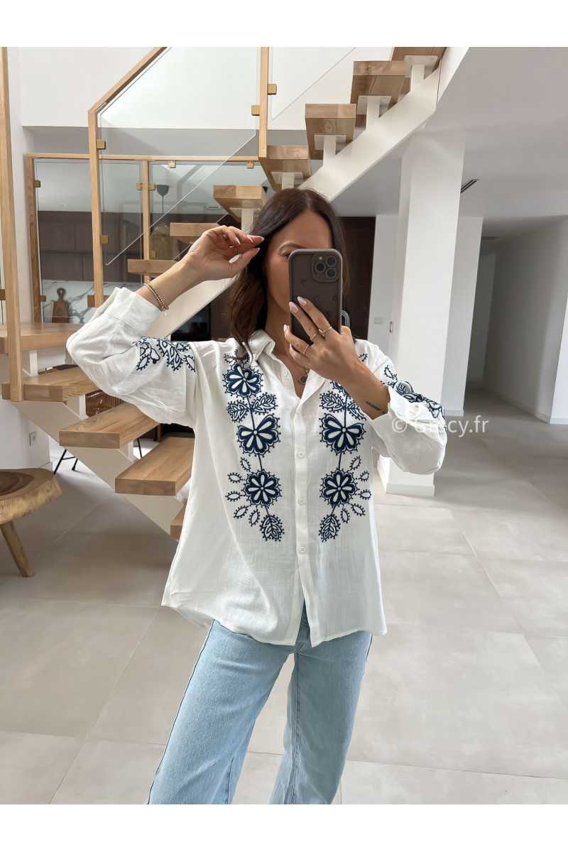 Chemise blanche gaze de coton broderies fleurs fleuri bleu marine grecy mode tendance printemps été 2025 look intemporel