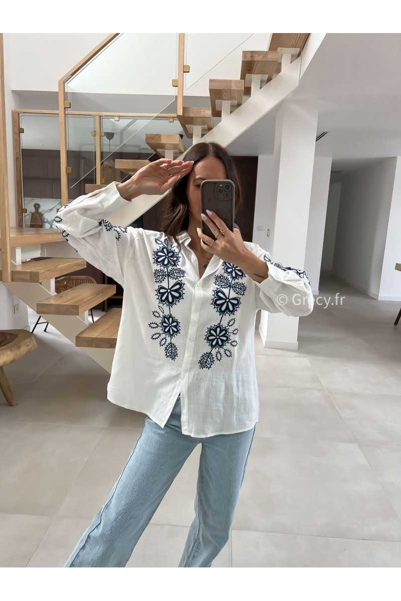 Chemise blanche gaze de coton broderies fleurs fleuri bleu marine grecy mode tendance printemps été 2025 look intemporel