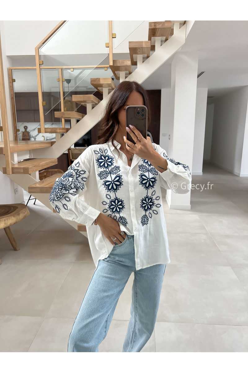 Chemise blanche gaze de coton broderies fleurs fleuri bleu marine grecy mode tendance printemps été 2025 look intemporel