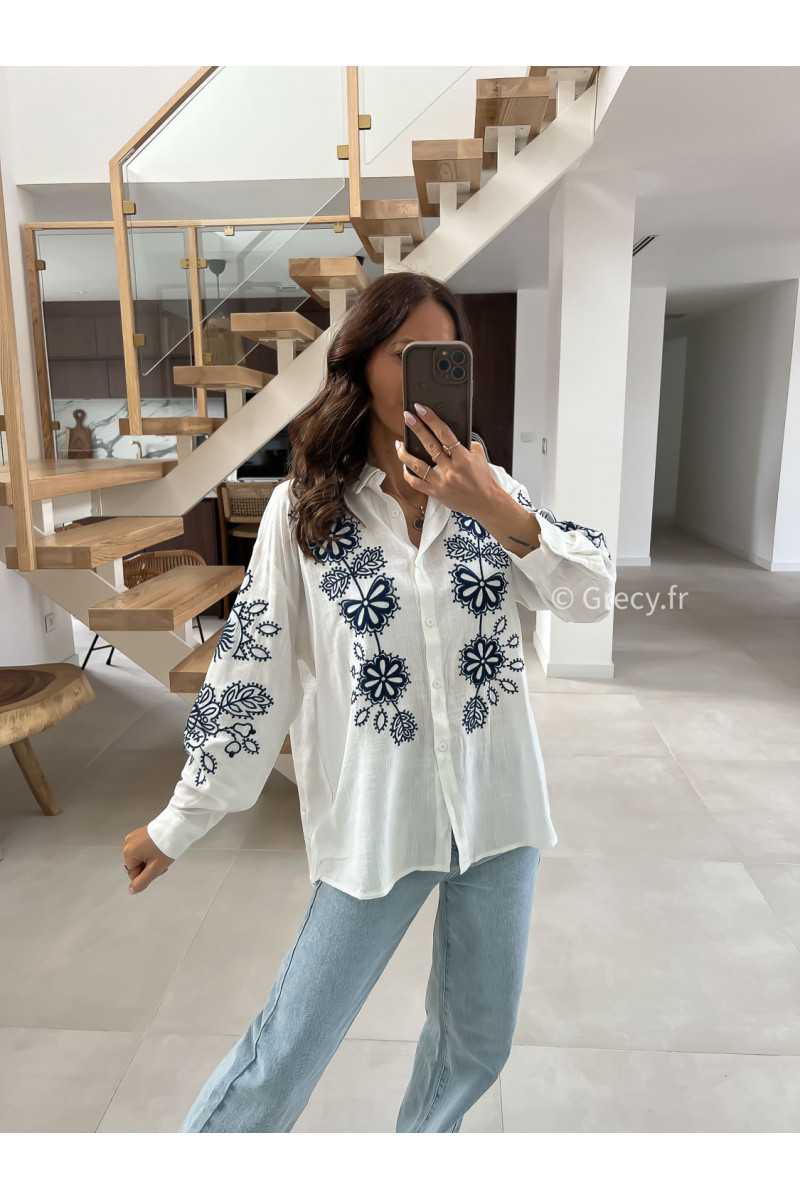 Chemise blanche gaze de coton broderies fleurs fleuri bleu marine grecy mode tendance printemps été 2025 look intemporel