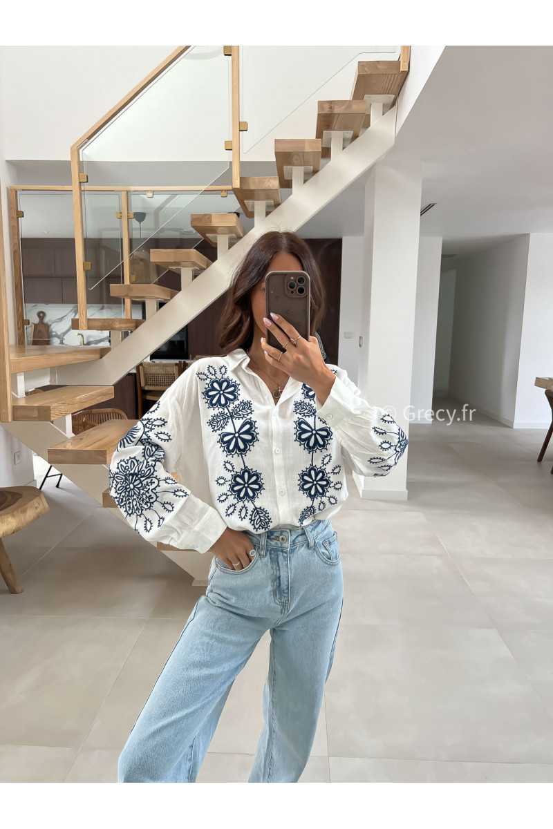 Chemise blanche gaze de coton broderies fleurs fleuri bleu marine grecy mode tendance printemps été 2025 look intemporel