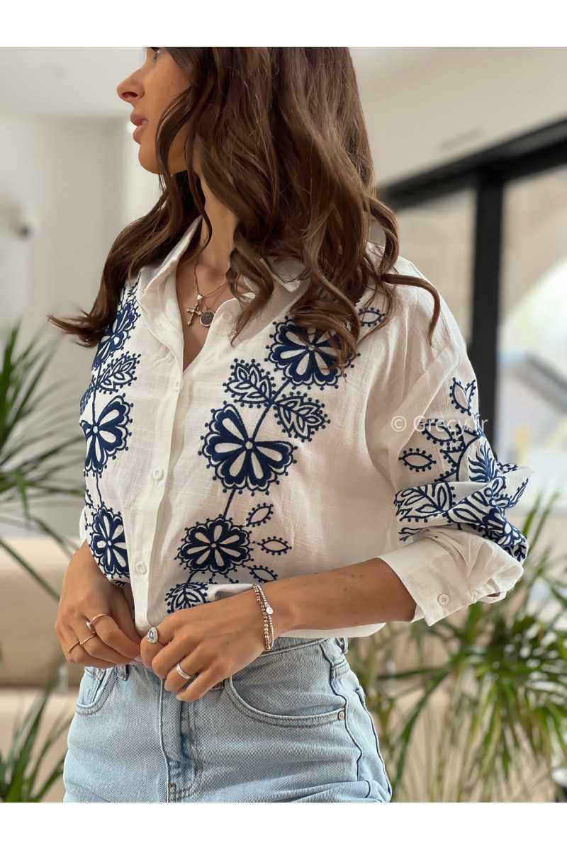 Chemise blanche gaze de coton broderies fleurs fleuri bleu marine grecy mode tendance printemps été 2025 look intemporel
