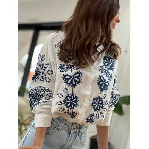 Chemise blanche gaze de coton broderies fleurs fleuri bleu marine grecy mode tendance printemps été 2025 look intemporel