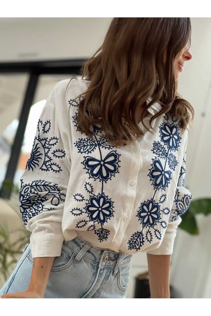 Chemise blanche gaze de coton broderies fleurs fleuri bleu marine grecy mode tendance printemps été 2025 look intemporel