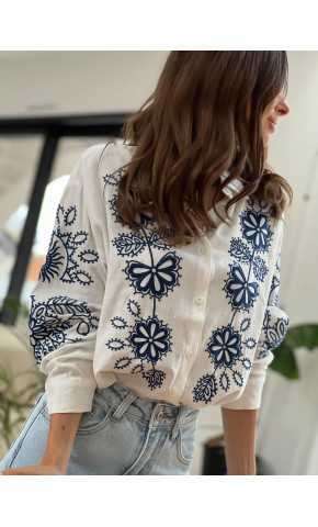 Chemise blanche gaze de coton broderies fleurs fleuri bleu marine grecy mode tendance printemps été 2025 look intemporel