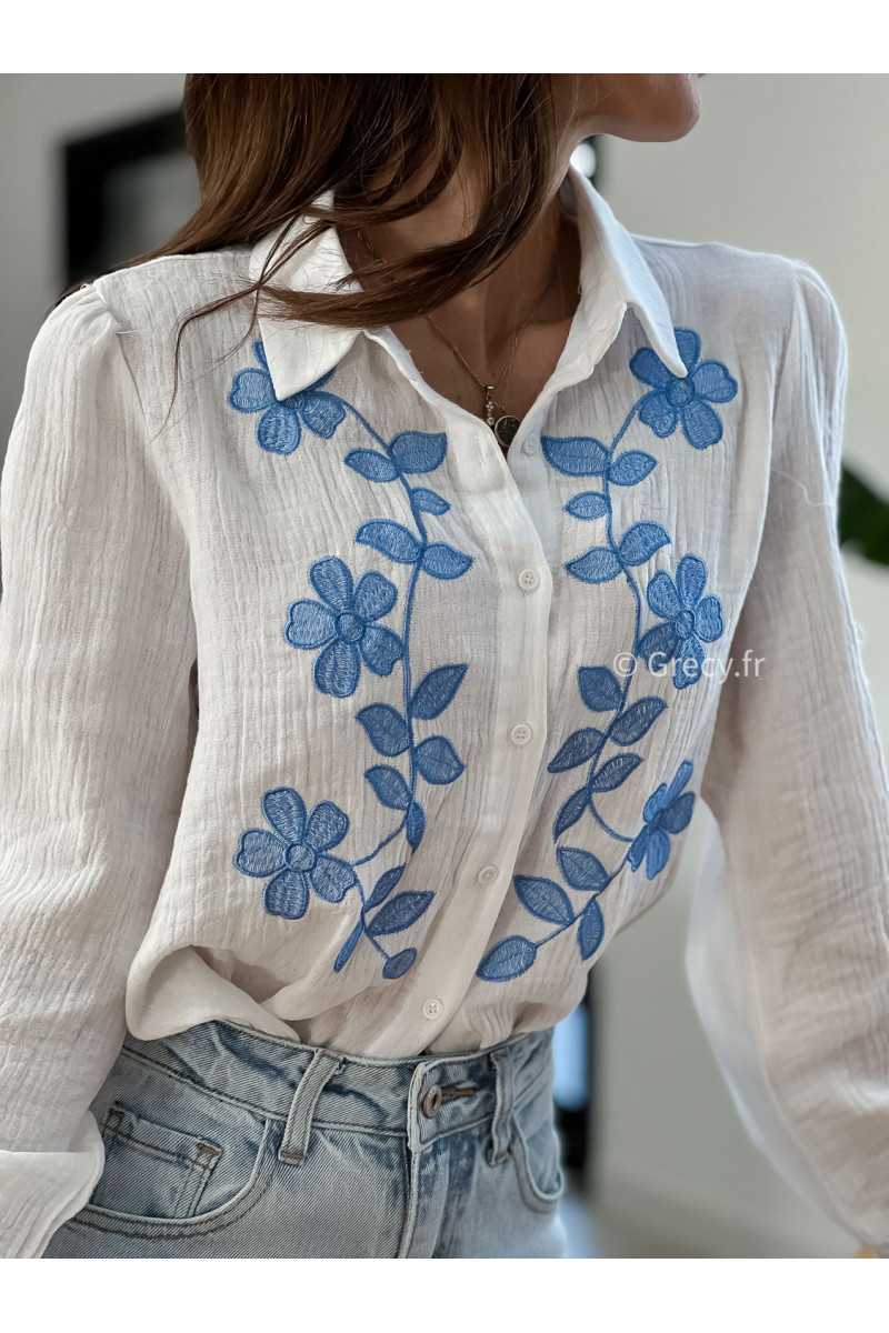 Chemise gaze coton fleurs bleues broderies grecy mode look printemps été 2025 tendance