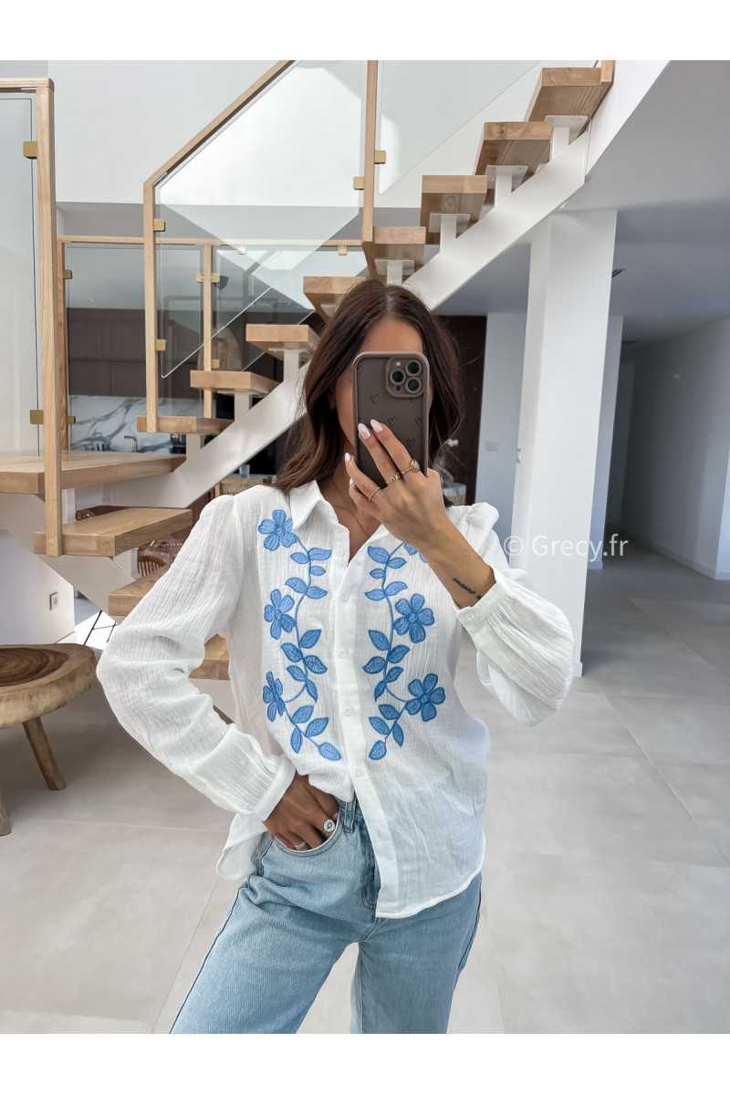 Chemise gaze coton fleurs bleues broderies grecy mode look printemps été 2025 tendance