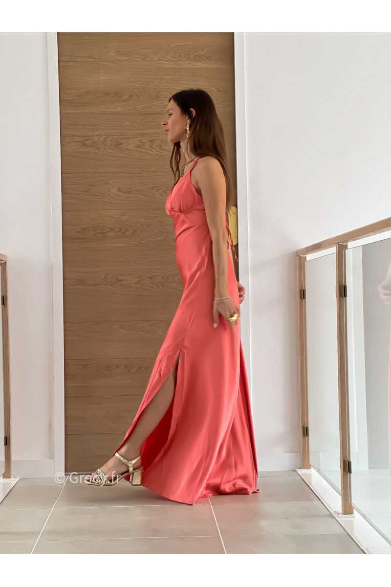 Robe longue satinée corail cérémonie mariage grecy mode look printemps été 2025