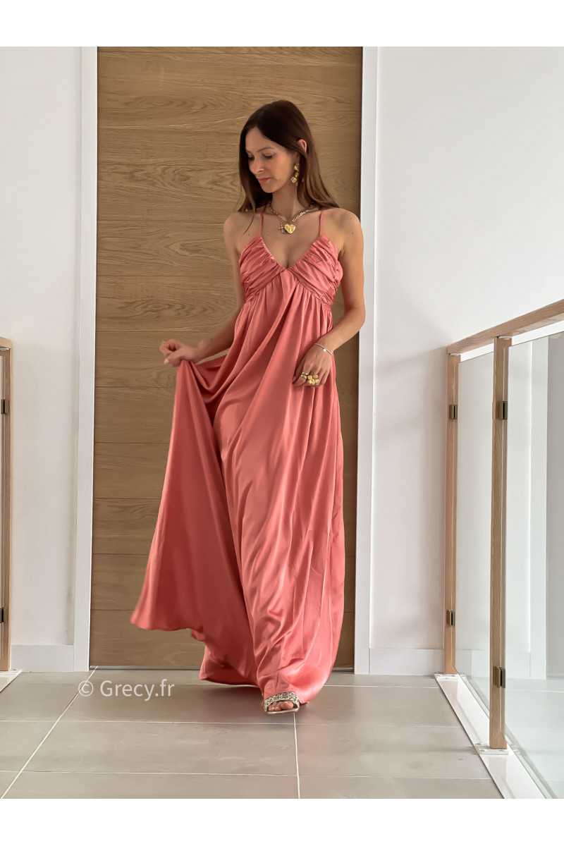 Robe longue satinée rose saumon cérémonie mariage grecy mode look printemps été 2025