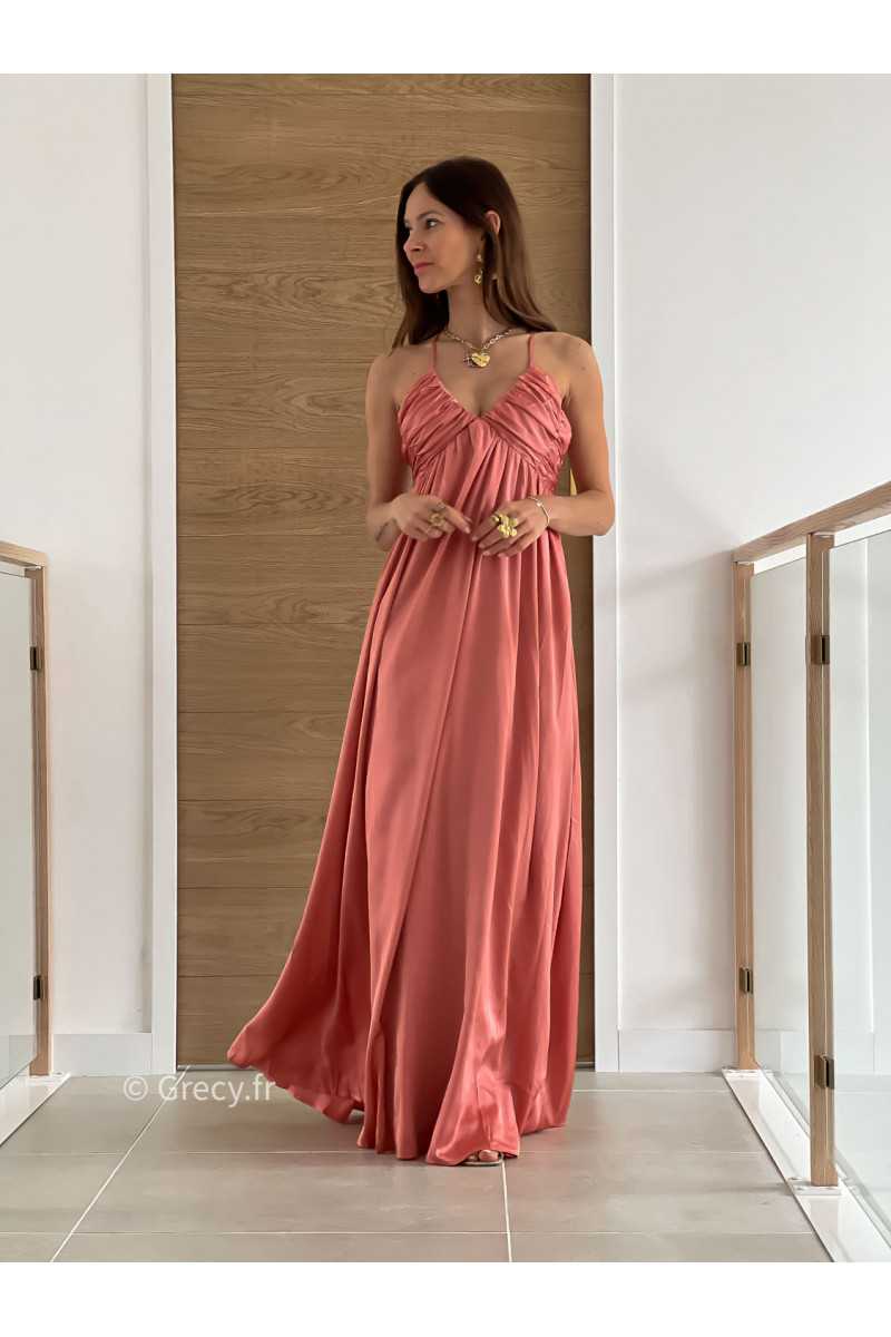 Robe longue satinée rose saumon cérémonie mariage grecy mode look printemps été 2025