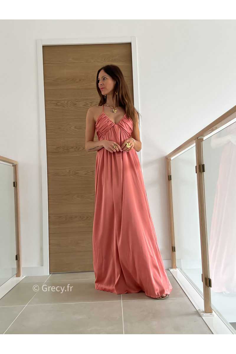 Robe longue satinée rose saumon cérémonie mariage grecy mode look printemps été 2025