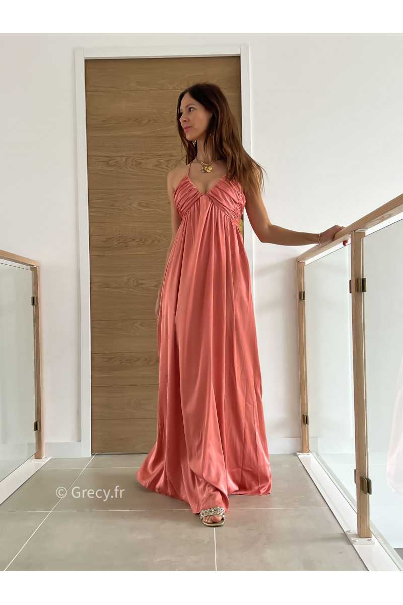 Robe longue satinée rose saumon cérémonie mariage grecy mode look printemps été 2025