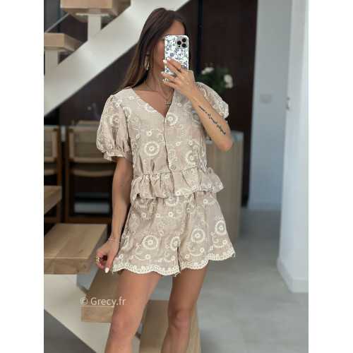 Ensemble broderies beige blanc short et chemisier mode tendance printemps été 2025 grecy chic élégant