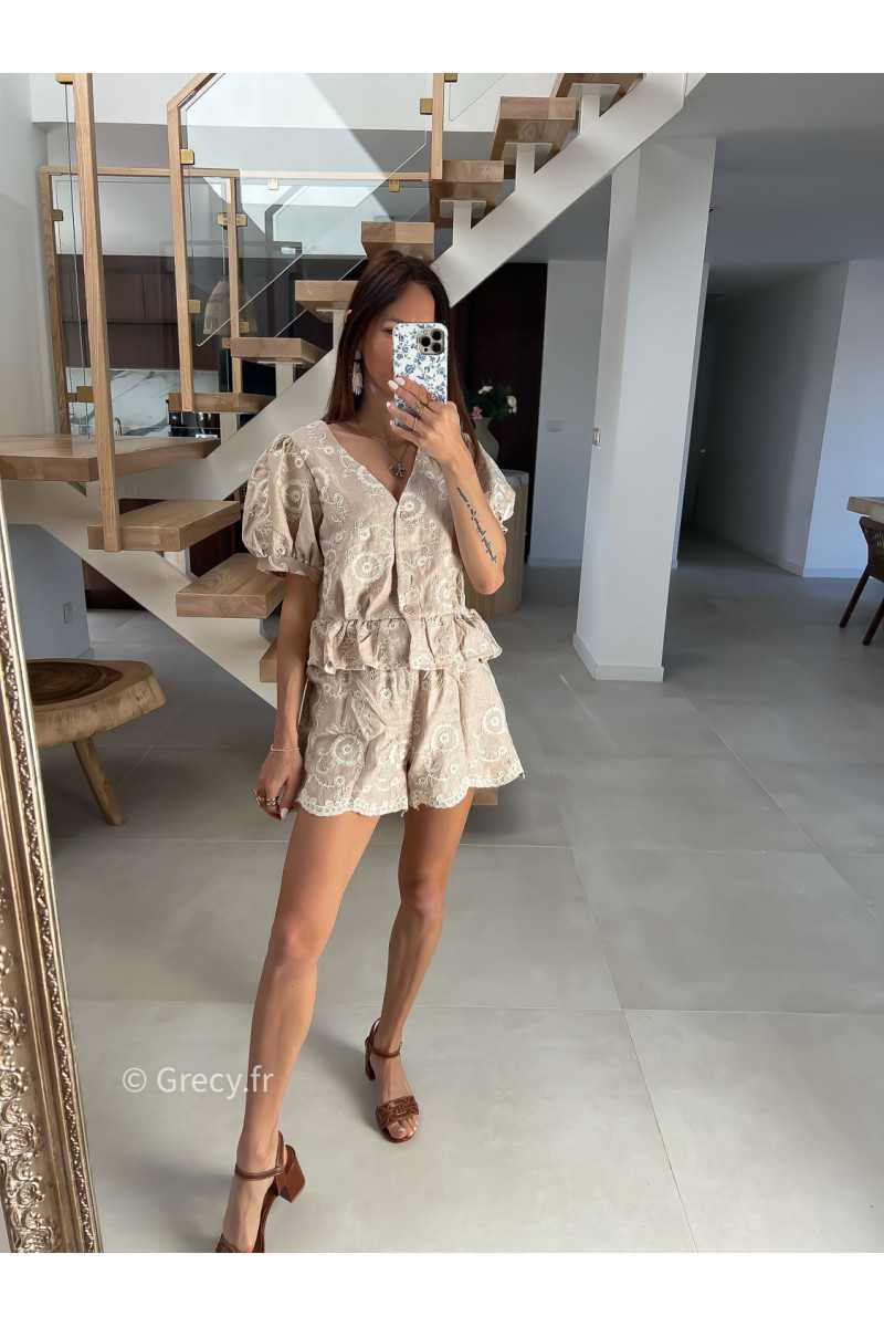 Ensemble broderies beige blanc short et chemisier mode tendance printemps été 2025 grecy chic élégant
