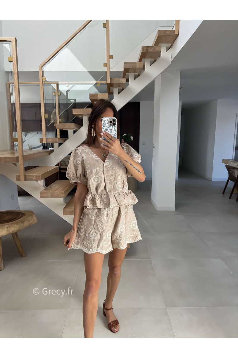 Ensemble broderies beige blanc short et chemisier mode tendance printemps été 2025 grecy chic élégant