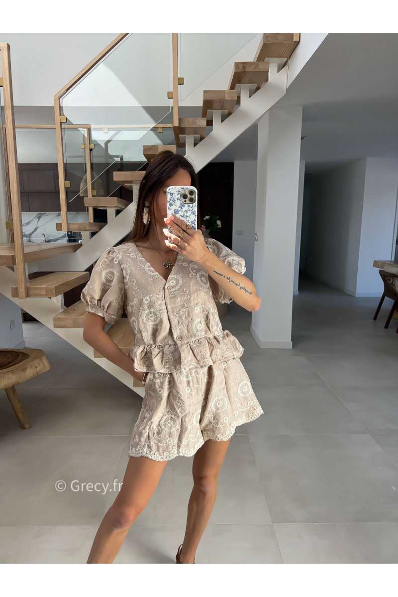Ensemble broderies beige blanc short et chemisier mode tendance printemps été 2025 grecy chic élégant