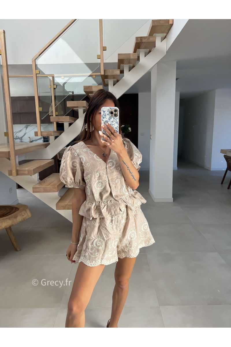 Ensemble broderies beige blanc short et chemisier mode tendance printemps été 2025 grecy chic élégant