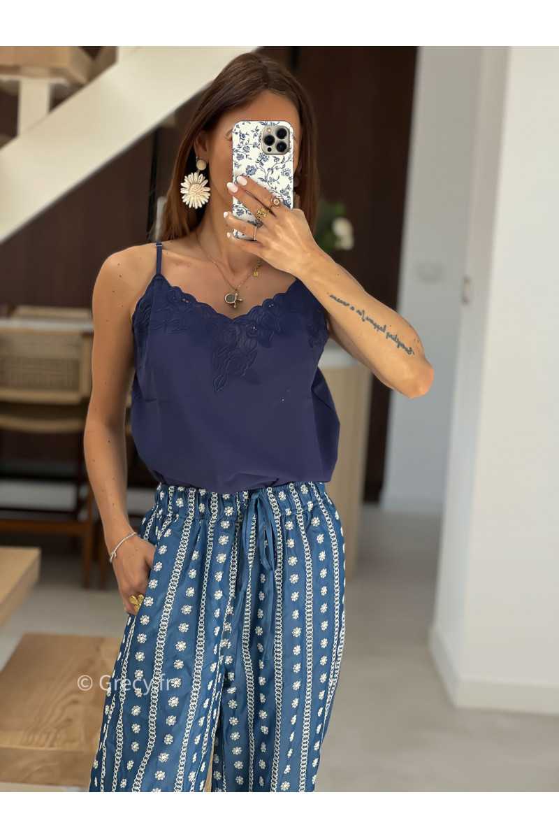 Débardeur broderies bleu marine mode tendance printemps été 2025 grecy chic élégant