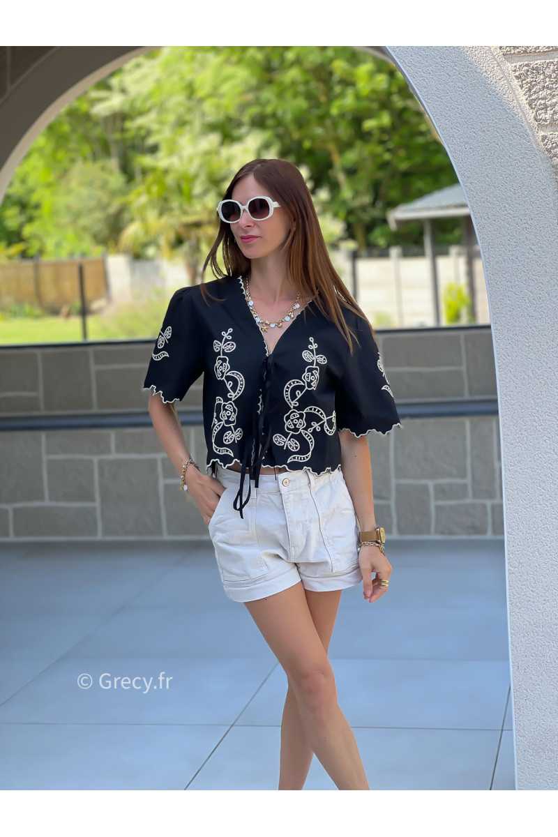 Blouse noire broderies nouée manches courtes mode tendance ensemble printemps été chic