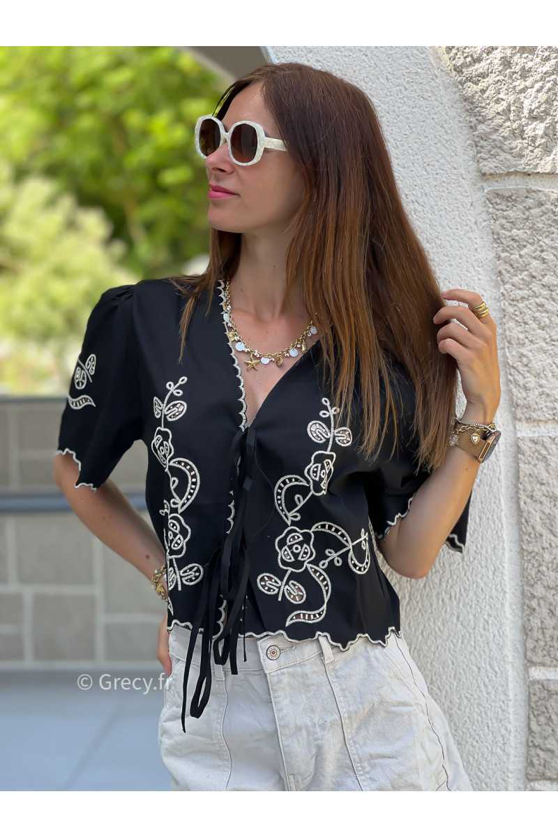 Blouse noire broderies nouée manches courtes mode tendance ensemble printemps été chic