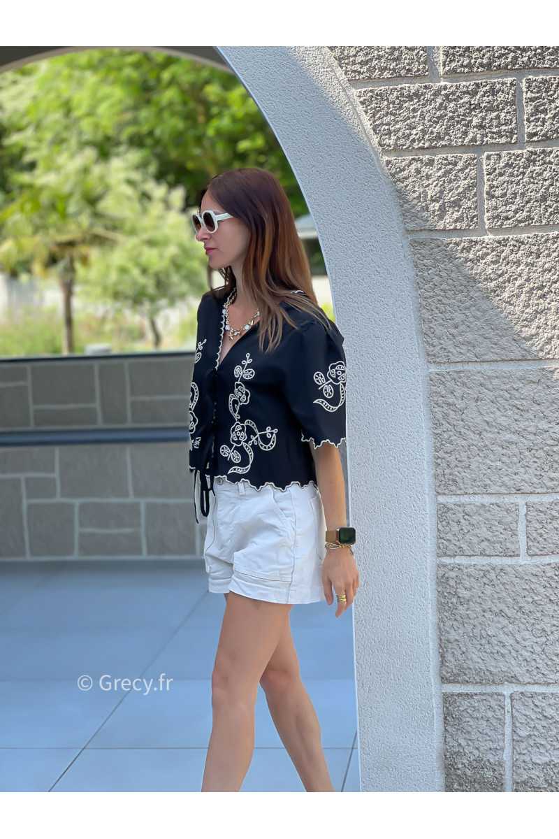 Blouse noire broderies nouée manches courtes mode tendance ensemble printemps été chic