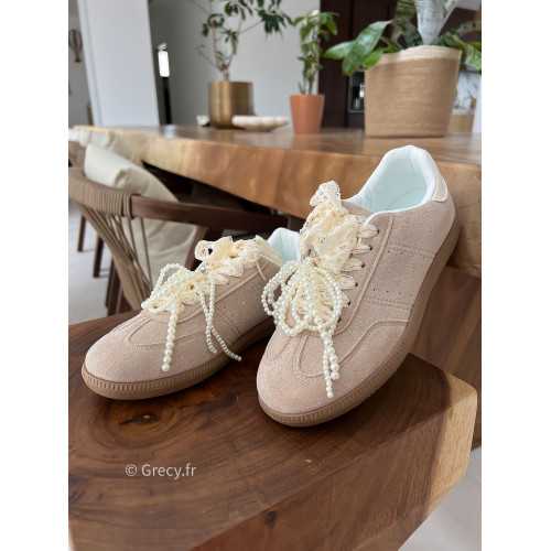 Baskets beige lacets perles et dentelles grecy chaussures été 2025