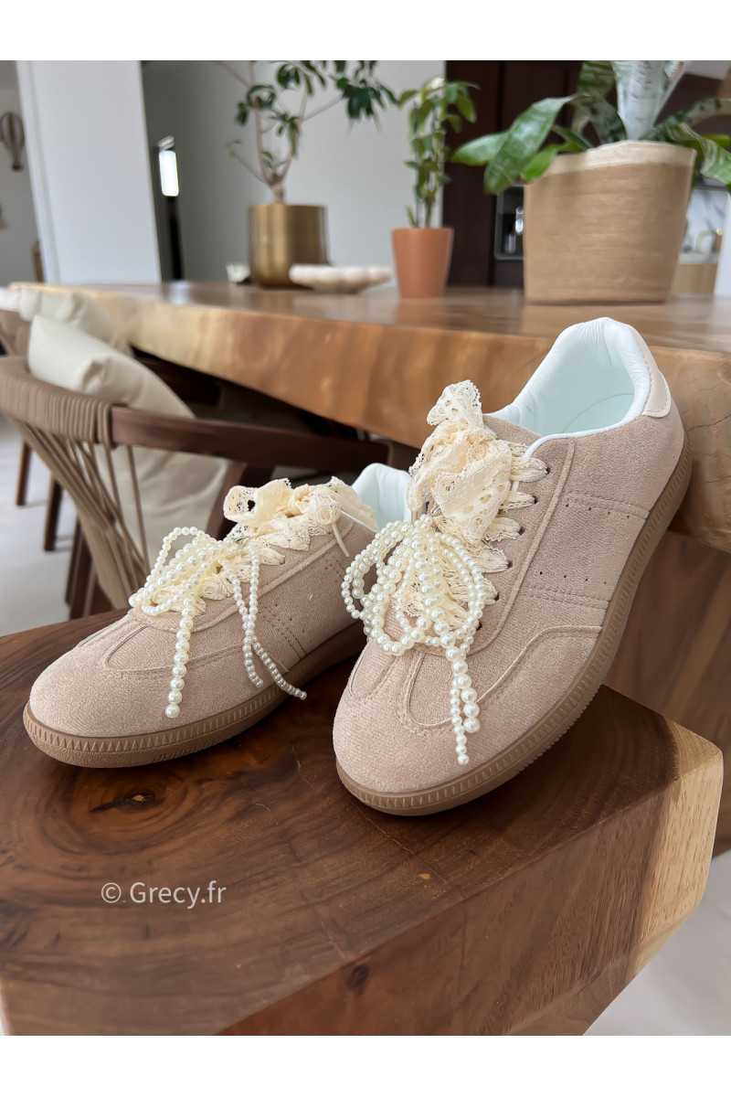 Baskets beige lacets perles et dentelles grecy chaussures été 2025