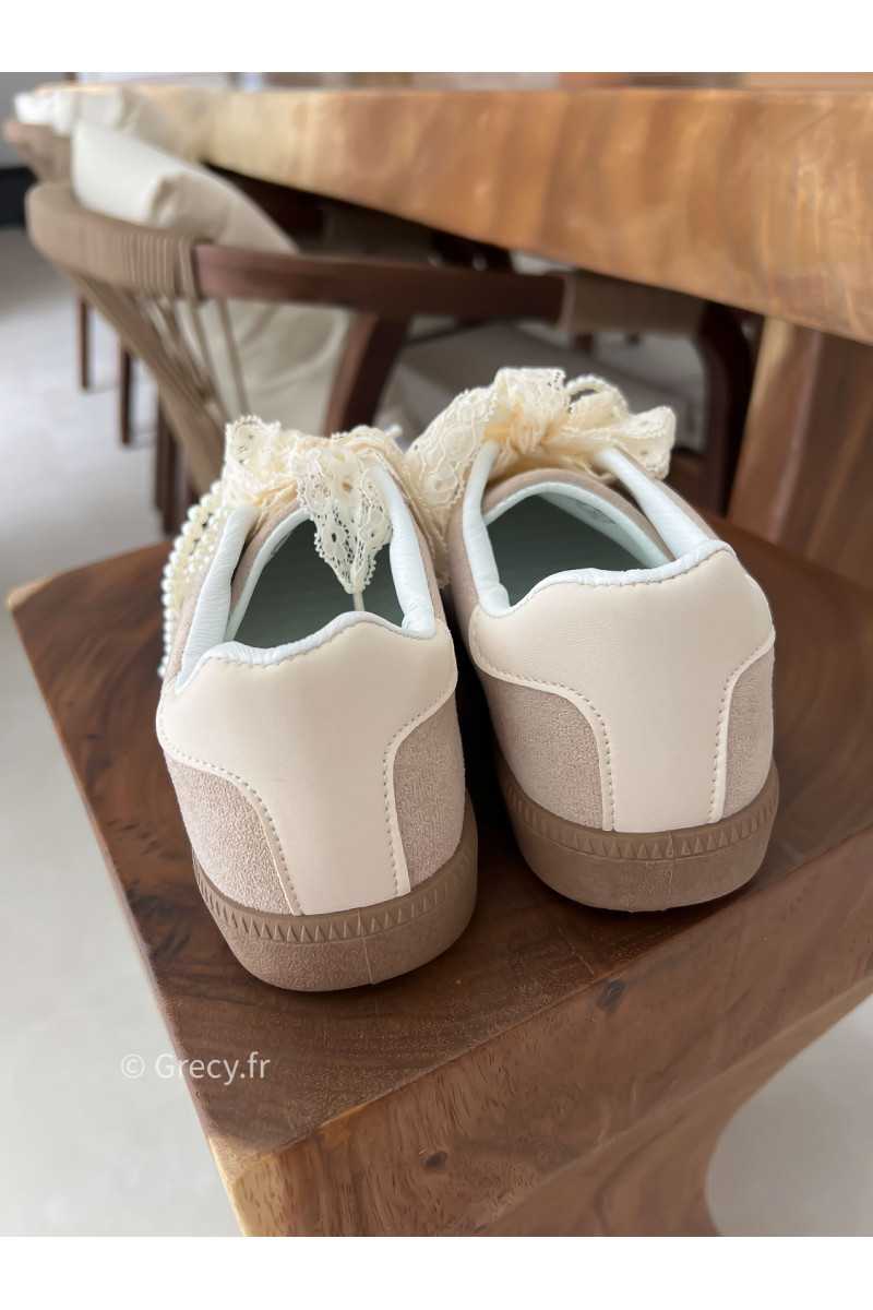 Baskets beige lacets perles et dentelles grecy chaussures été 2025