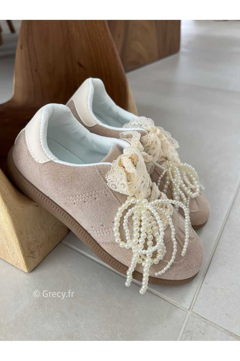 Baskets beige lacets perles et dentelles grecy chaussures été 2025
