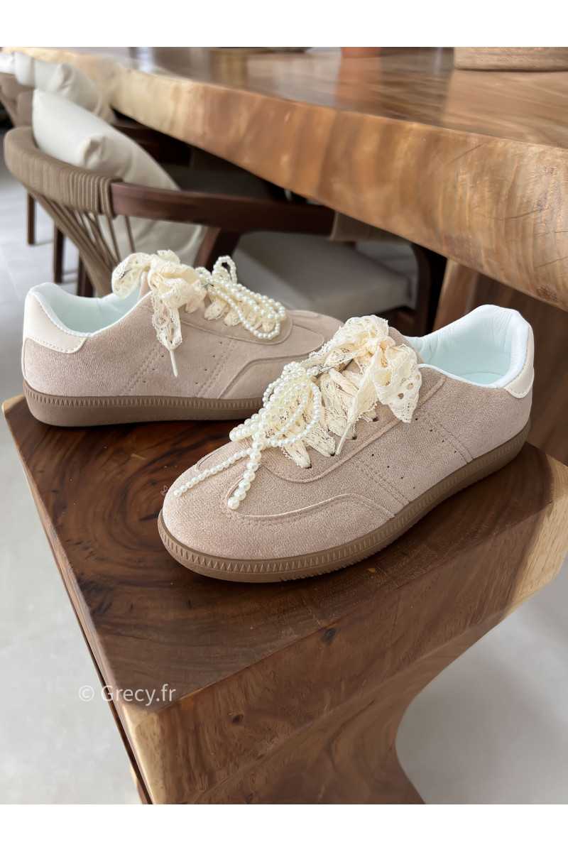 Baskets beige lacets perles et dentelles grecy chaussures été 2025