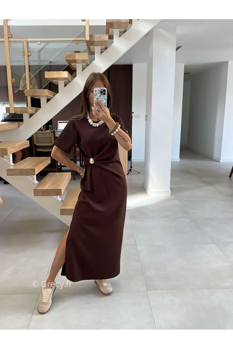 robe longue marron manches courtes détail doré fente basique tendance grecy look automne hiver 2025 2026
