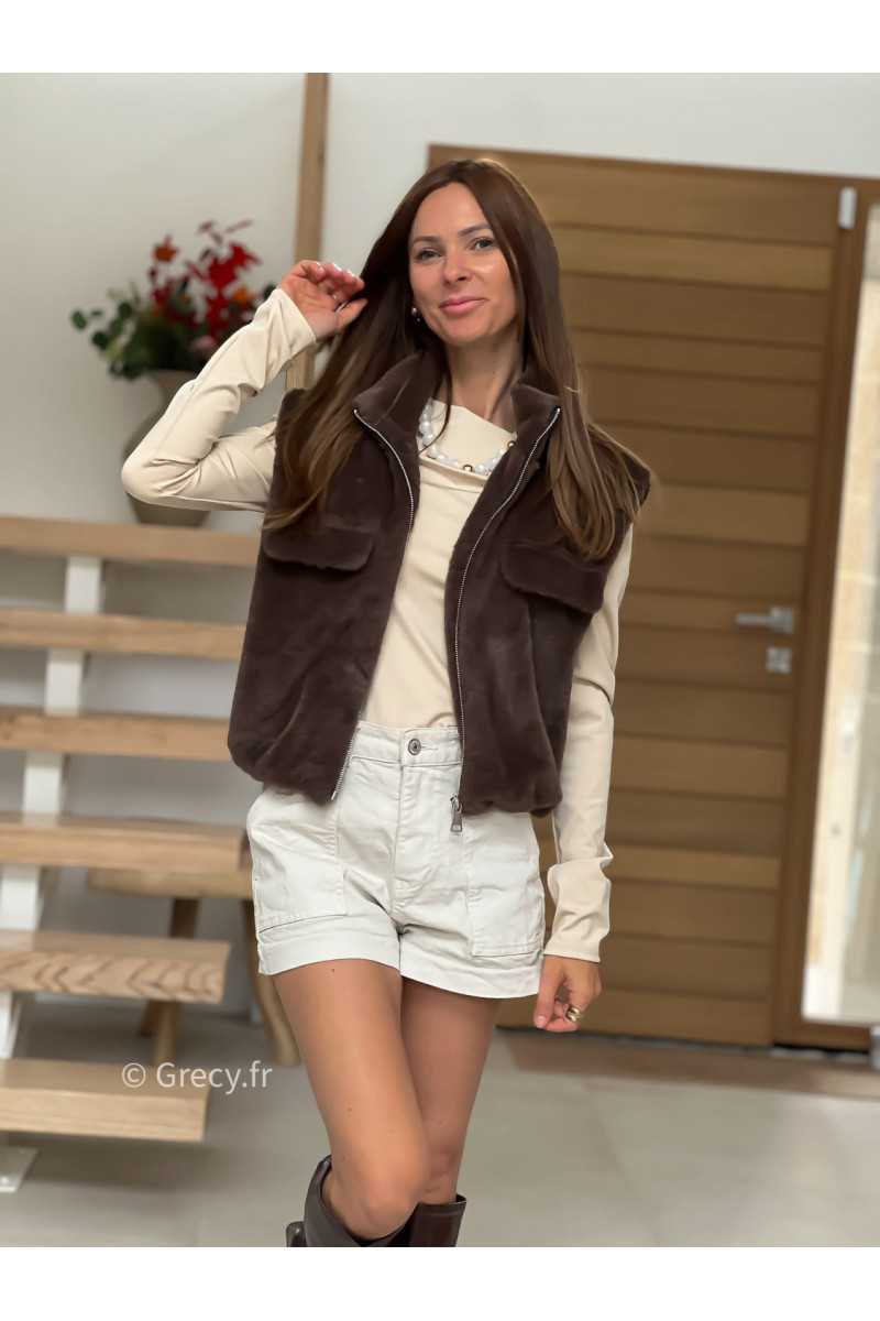 gilet veste sans manches fausse fourrure marron tendance grecy look automne hiver 2025 2026
