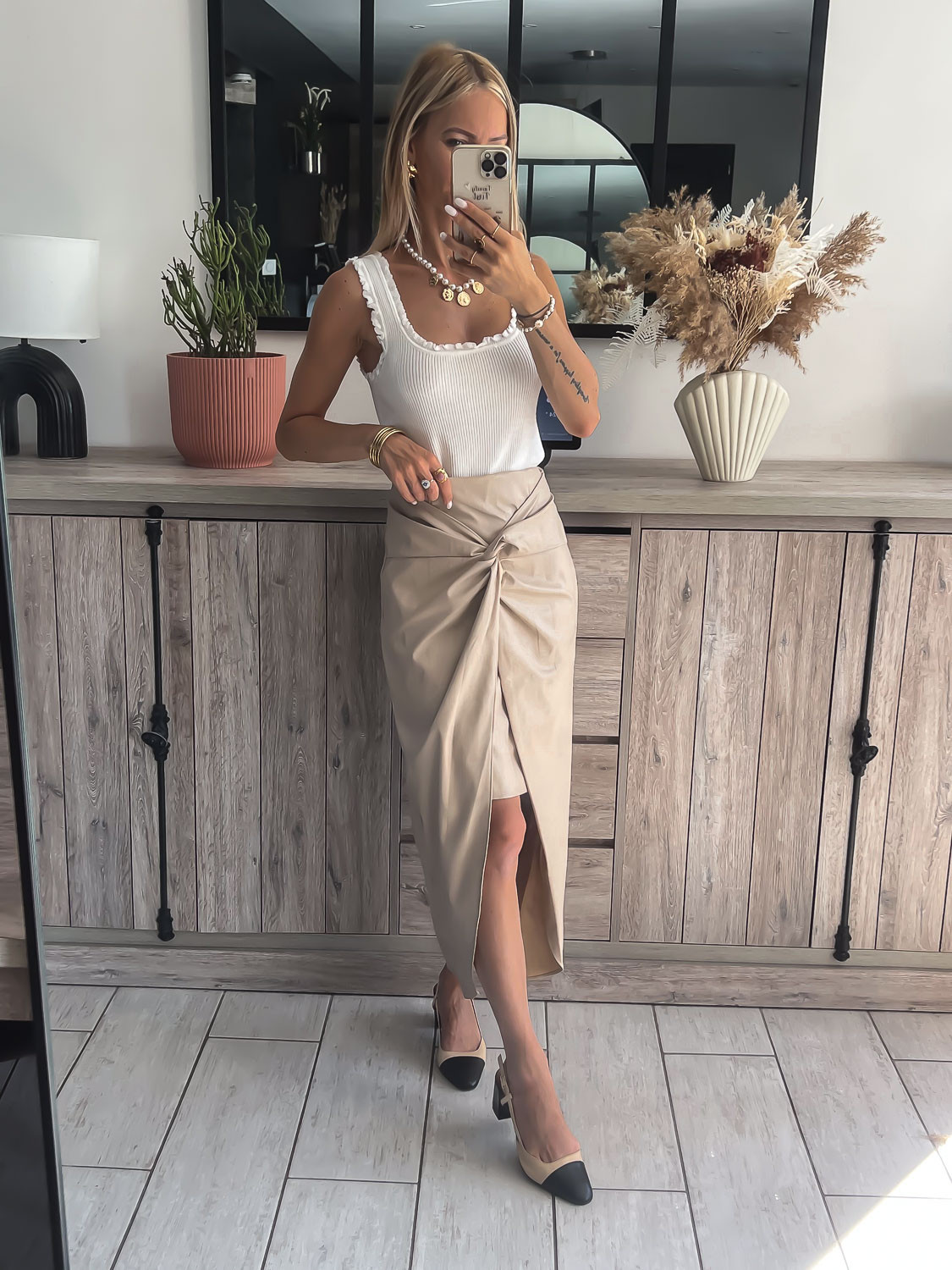 Longue jupe simili beige avec doublure et fente Taille S Couleur beige
