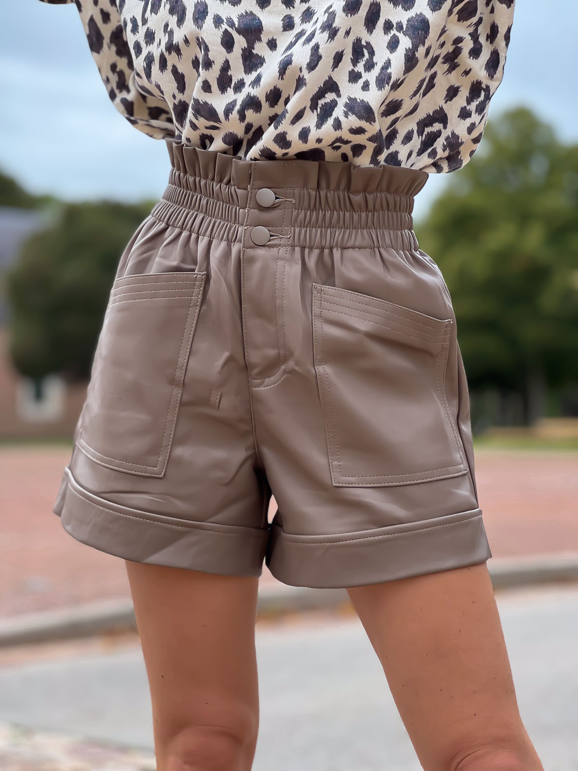 Short simili cuir taupe avec poches et taille lastique Taille L
