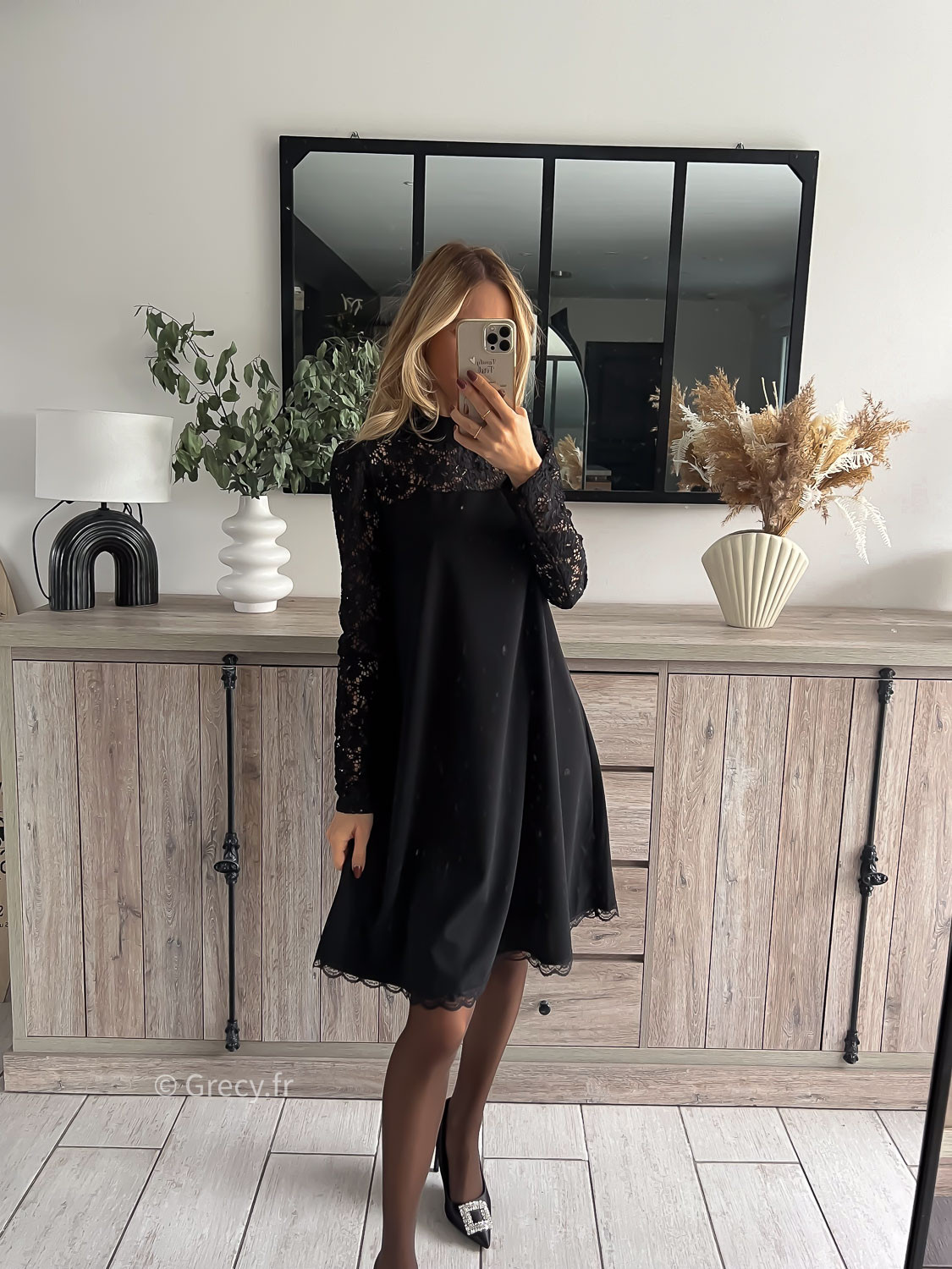 Robe fluide noire manches en dentelles col rond montant Couleur